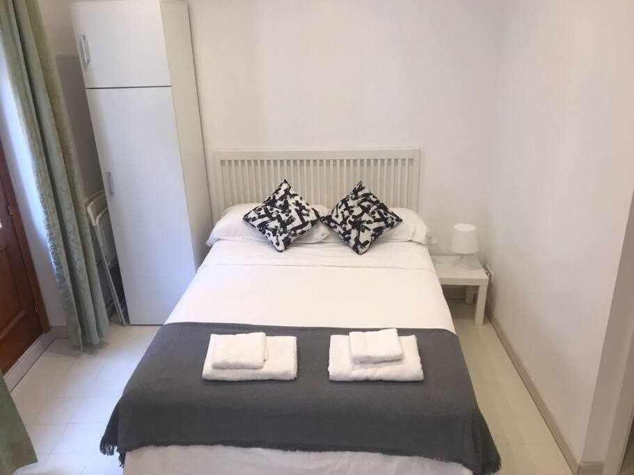 Un Genial Estudio En El Barrio Las Cortes, Madrid